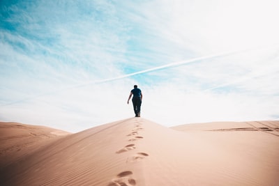 人走在沙漠
